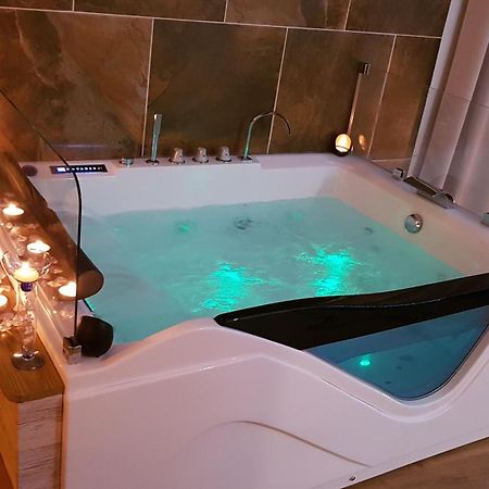 Puisserguier Love Room Jaccuzi المظهر الخارجي الصورة